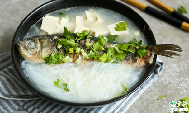 鯽魚(yú)湯煎的時(shí)候如何不掉皮 鯽魚(yú)湯魚(yú)皮怎么不容易掉3