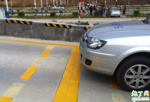 自動擋坡道起步怎么不溜車 手動擋坡道停車要掛在1擋嗎3