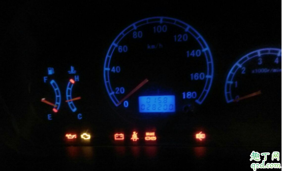 剎車指示燈一直亮怎么回事 汽車剎車尾燈一直亮什么原因1