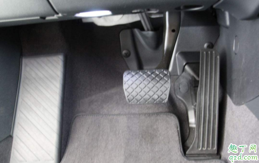 開車怎么控制油門速度 油門踏板怎么能踩好3