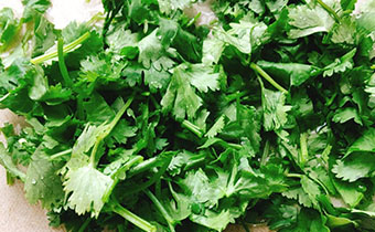 女生點(diǎn)完斑吃香菜好嗎 長(zhǎng)斑為什么不能吃香菜