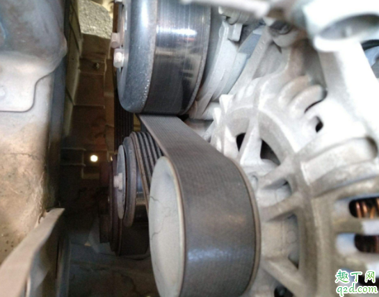 汽車發(fā)動(dòng)機(jī)皮帶什么時(shí)候更換 小車發(fā)動(dòng)機(jī)的皮帶斷了還能行駛嗎4