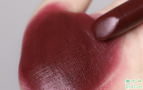 香奈兒857什么顏色 香奈兒2019圣誕黑金857口紅試色2