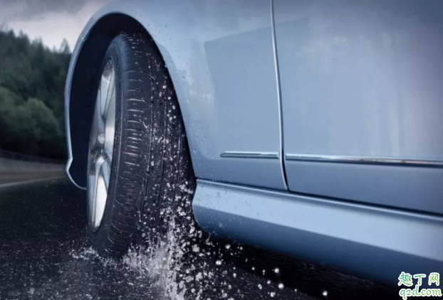 開車被雷劈能不能下車 打雷躲車?yán)锇踩珕?