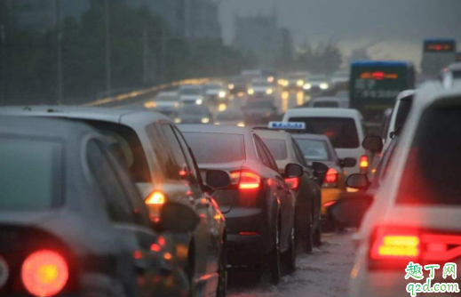 車子雙閃什么時候用 霧天開車可以開雙閃嗎2