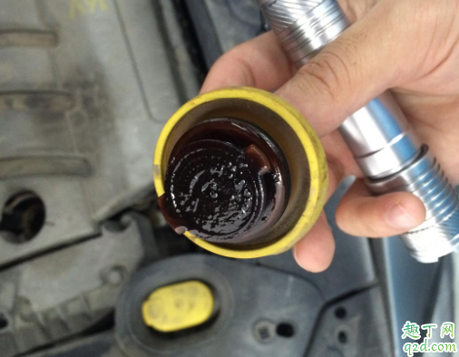 汽車機(jī)油成泥狀怎么回事 發(fā)動(dòng)機(jī)油泥如何處理2