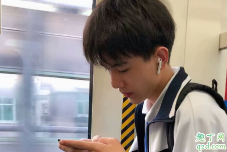 男友一有機(jī)會就動手動腳怎么辦 男生談戀愛后越來越色正常嗎1