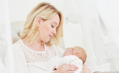 產(chǎn)后第一次月經(jīng)與母乳喂養(yǎng)有關(guān)嗎 產(chǎn)后恢復(fù)月經(jīng)后注意事項