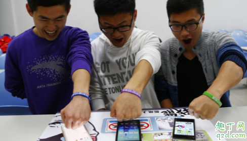 飯局玩手機(jī)是真的不禮貌嗎 朋友聚餐時老看手機(jī)是什么意思3