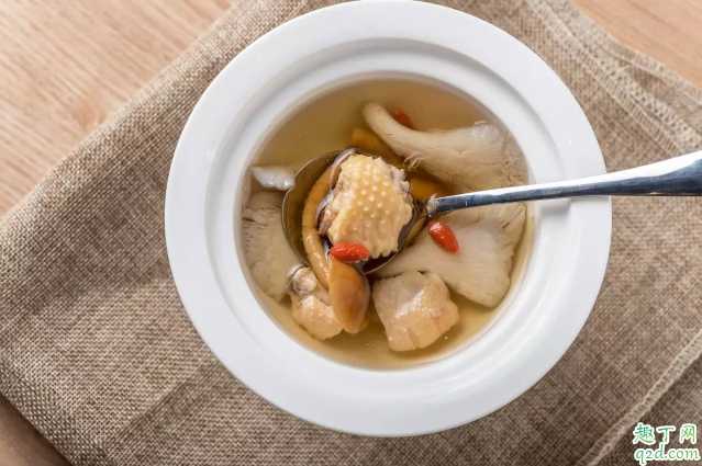 剛生產(chǎn)完吃公雞還是母雞 剛生產(chǎn)完為什么要吃公雞1