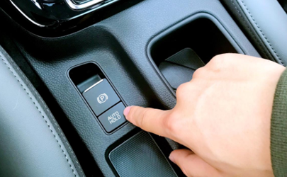 自動擋掛p擋拉手剎嗎 有什么小竅門避免忘記放手剎