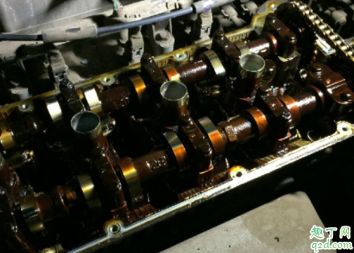 汽車機(jī)油成泥狀怎么回事 發(fā)動(dòng)機(jī)油泥如何處理3