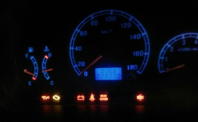 剎車指示燈一直亮怎么回事 汽車剎車尾燈一直亮什么原因