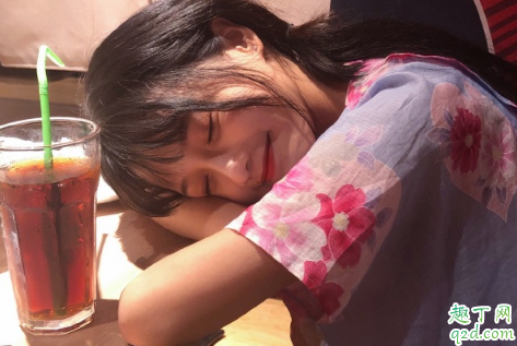 女生什么表現(xiàn)想讓你抱她 什么女生心里想你卻不和你聯(lián)系3