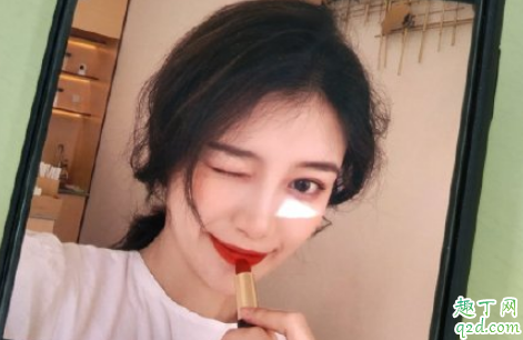 女生什么表現(xiàn)想讓你抱她 什么女生心里想你卻不和你聯(lián)系2