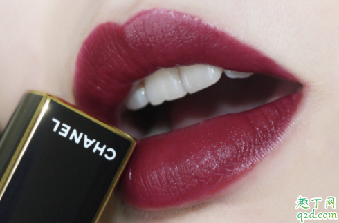 香奈兒857什么顏色 香奈兒2019圣誕黑金857口紅試色7