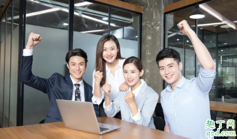 怎么判斷領(lǐng)導(dǎo)是打壓還是考驗 領(lǐng)導(dǎo)對下屬有好感會怎樣表現(xiàn)2