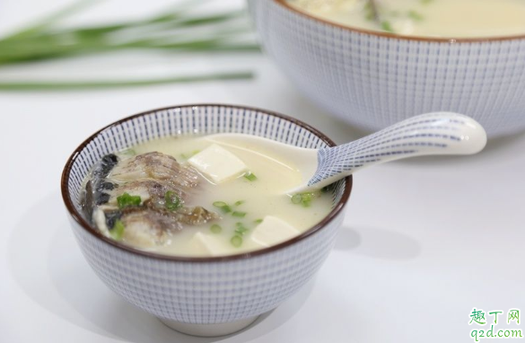 鯽魚(yú)湯煎的時(shí)候如何不掉皮 鯽魚(yú)湯魚(yú)皮怎么不容易掉1