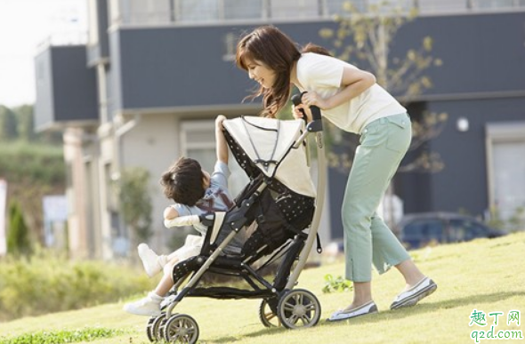 寶寶出門用腰凳好還是推車好 嬰兒車好用還是腰凳實用1