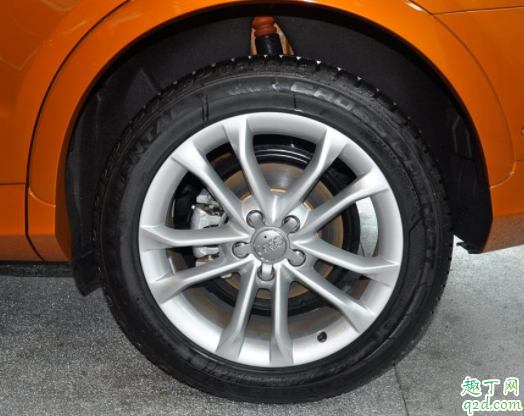 汽車輪圈為什么會發(fā)黑 為什么汽車前輪很黑3