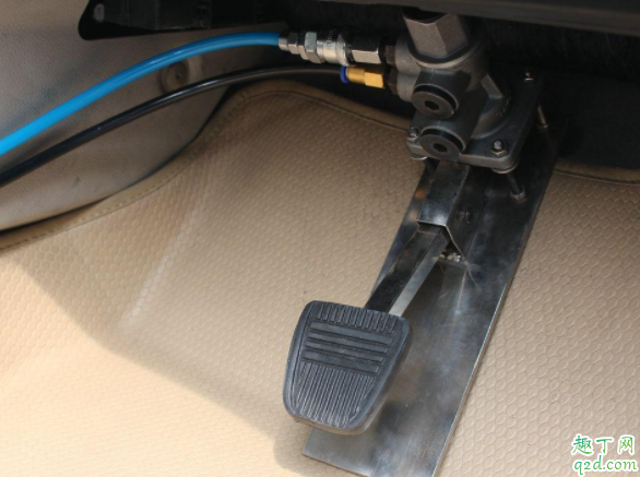 剎車(chē)油兩年必須換嗎 制動(dòng)液報(bào)警了還可以行駛嗎3