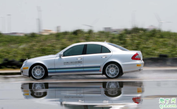 開車被雷劈能不能下車 打雷躲車?yán)锇踩珕?