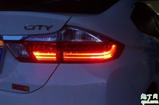 剎車指示燈一直亮怎么回事 汽車剎車尾燈一直亮什么原因3