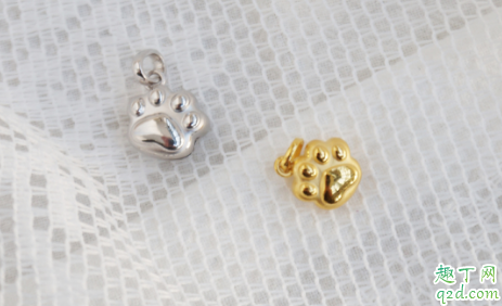 周大福銀色貓爪轉(zhuǎn)運(yùn)珠多少錢 周大福銀飾貓爪吊墜怎么配好看2
