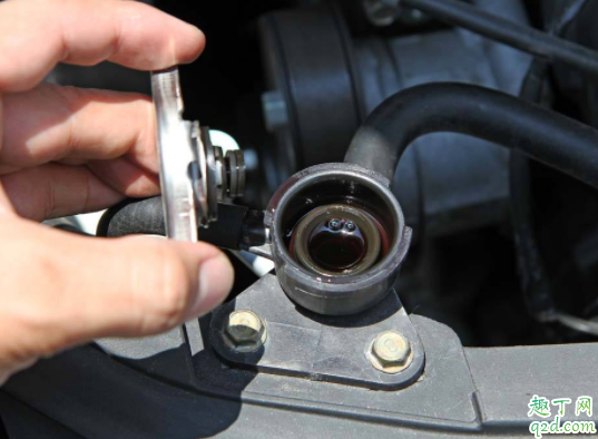 汽車水箱不熱發(fā)動(dòng)機(jī)高溫是什么情況 車水溫突然高了怎么辦4