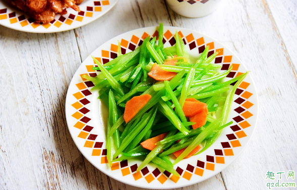 炒芹菜先放鹽還是后放鹽 炒芹菜什么時(shí)候放鹽好2