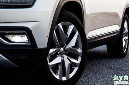 汽車輪圈為什么會發(fā)黑 為什么汽車前輪很黑1