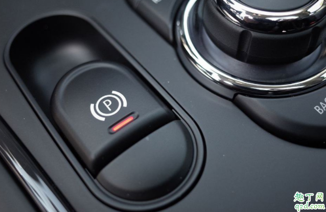 起步時(shí)電子手剎怎么操作 電子手剎起步用放下嗎1