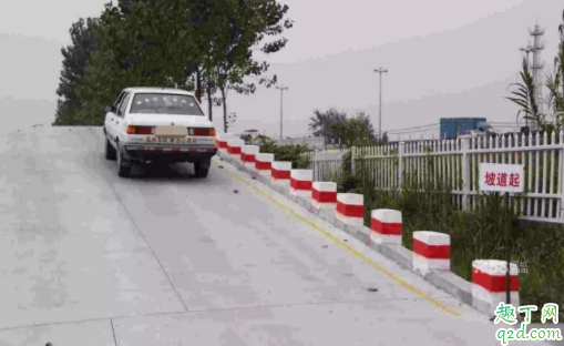 自動擋坡道起步怎么不溜車 手動擋坡道停車要掛在1擋嗎4