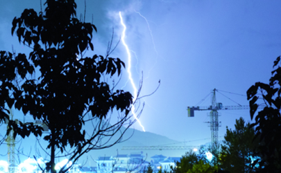 開車被雷劈能不能下車 打雷躲車?yán)锇踩珕? data-YAXU=