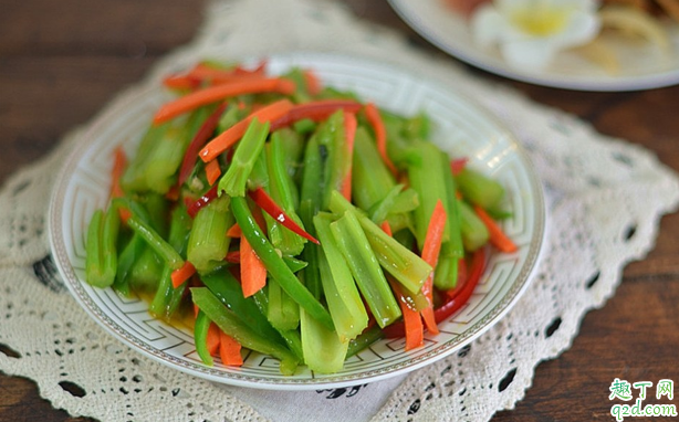 炒芹菜先放鹽還是后放鹽 炒芹菜什么時(shí)候放鹽好1