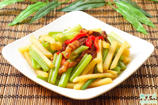 炒芹菜先放鹽還是后放鹽 炒芹菜什么時(shí)候放鹽好3