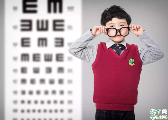 兩個(gè)月的寶寶能看清多遠(yuǎn)的東西 晚上開燈會(huì)不會(huì)影響新生兒的視力3