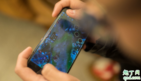 飯局玩手機(jī)是真的不禮貌嗎 朋友聚餐時老看手機(jī)是什么意思2