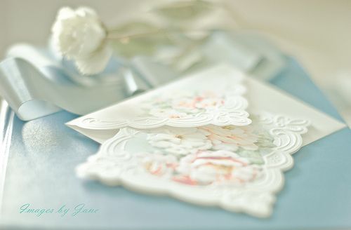 浪漫甜蜜唯美的愛(ài)情小句子帶圖片 世間萬(wàn)物皆不如你眉眼動(dòng)人13