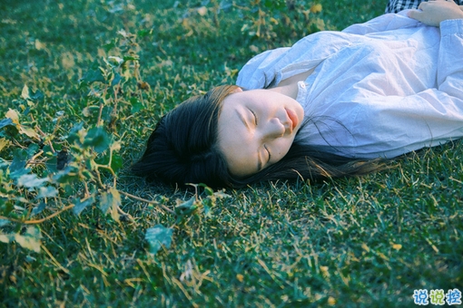 那些和青春夏天有關的唯美簡單小清新圖片句子 陽光傾落風雨都不舍14