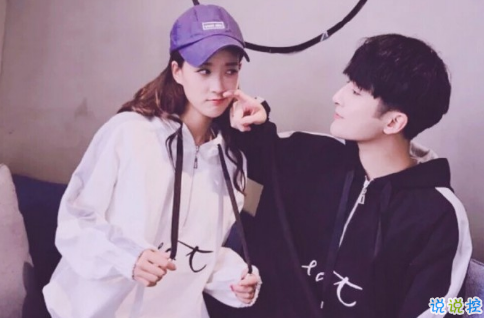 很甜的愛情說說配圖：小學(xué)時，想和喜歡的人同桌；初中時，想和喜歡的人同班3