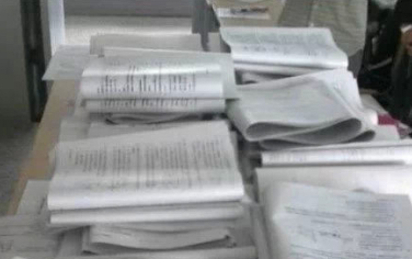 微信說說帶圖片：這個世界，看你二的人很多，陪你二的人很少7