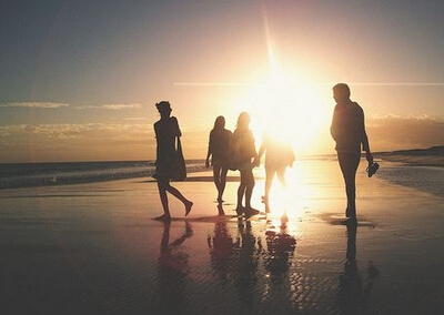 配圖片的朋友說(shuō)說(shuō)：什么是好朋友？有人說(shuō)，那是地球上翻版的自己12