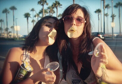 配圖片的朋友說(shuō)說(shuō)：什么是好朋友？有人說(shuō)，那是地球上翻版的自己13