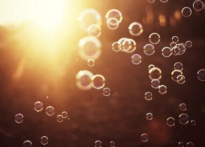 好看的說說配圖：舊城里沒有陽光，你和我一個夢長得好像