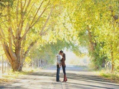 QQ愛情圖片說說：一年四季會(huì)有很多意外，但最迷人的還是遇見了你