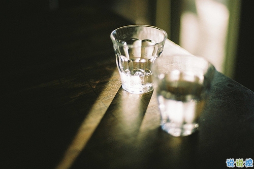 心疼一個人的愛情說說帶圖片 愛情總是讓人哭泣感到難過13