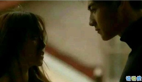 很甜的愛情說說配圖：小學(xué)時，想和喜歡的人同桌；初中時，想和喜歡的人同班8