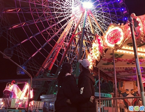 很甜的愛情說說配圖：小學(xué)時，想和喜歡的人同桌；初中時，想和喜歡的人同班7