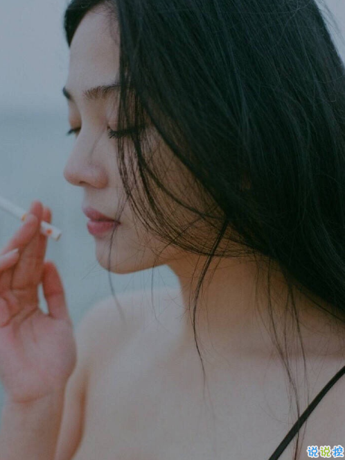 傷感說說配圖黑白心情短語 再大大咧咧的人也會(huì)覺得難過14